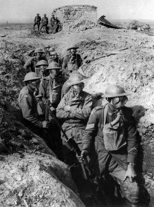 Infantería australiana en una trinchera en Ypres, en septiembre de 1917. / Foto: Frank Hurley / Vikipedia