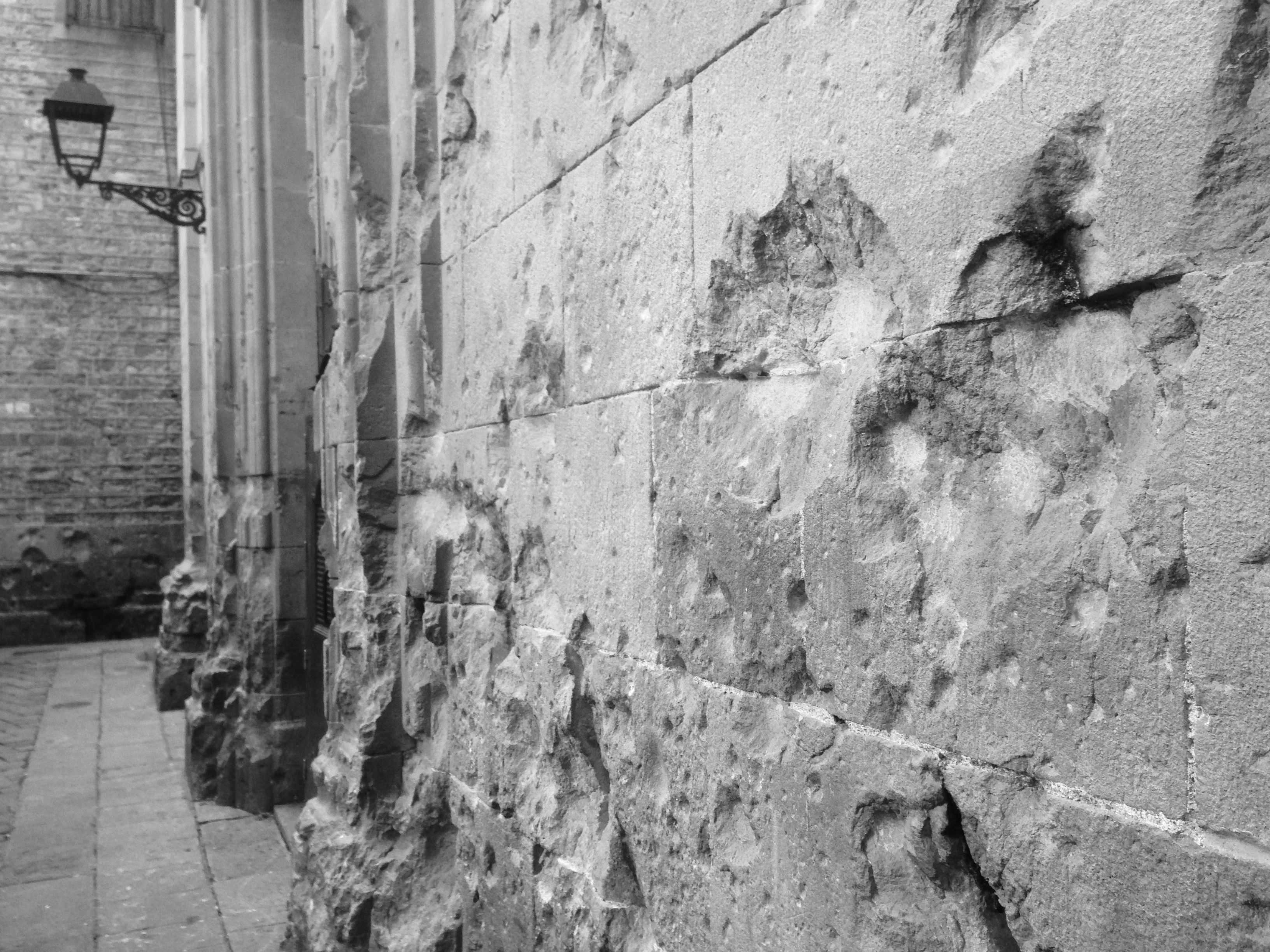 Las 'cicatrices' en la fachada de la iglesia de Sant Felip Neri.