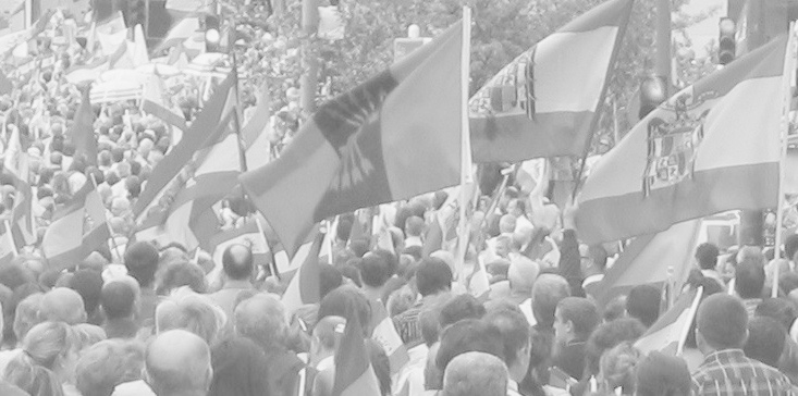 Banderes franquistes i falangistes en una manifestació del 2007. / Foto: José María Mateos (Vikipedia)