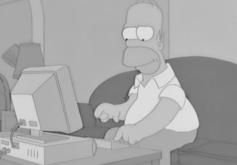Homer Simpson consultant l'ordinador.