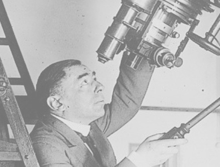Josep Comas, observant pel telescopi. / Foto: Arxiu Ajuntament de Barcelona