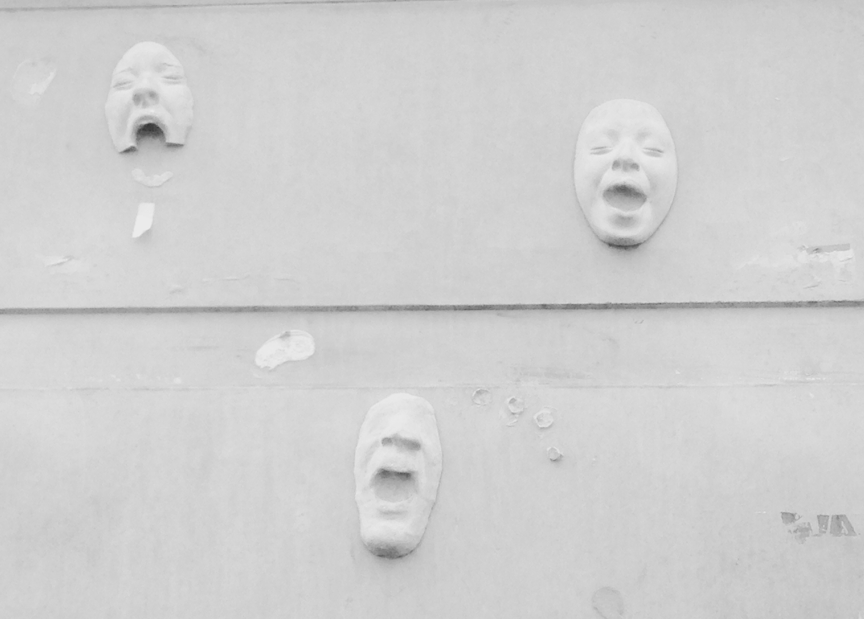 Mascares sobre una paret del barri de Santa Caterina de Barcelona