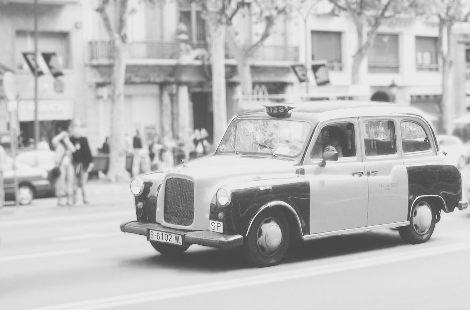 Un taxi antic circulant per Barcelona.